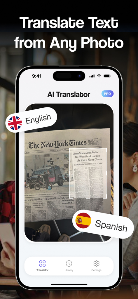 AI Language Translator Pro - Pantalla de smartphone que muestra la aplicación Traductor de Idiomas AI Pro traduciendo un periódico en inglés al español usando la función de cámara.