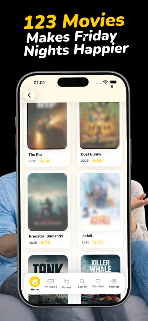 Mobile App-Oberfläche für MovieRulz, die ein Raster von Filmtiteln und Bewertungen auf einem iPhone zeigt