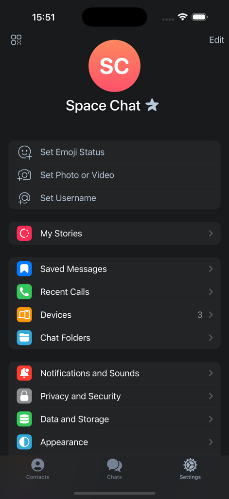SpaceChat X - Pantalla de configuración de la aplicación SpaceChat X en iOS que muestra opciones de perfil y configuraciones de privacidad en una interfaz de modo oscuro.