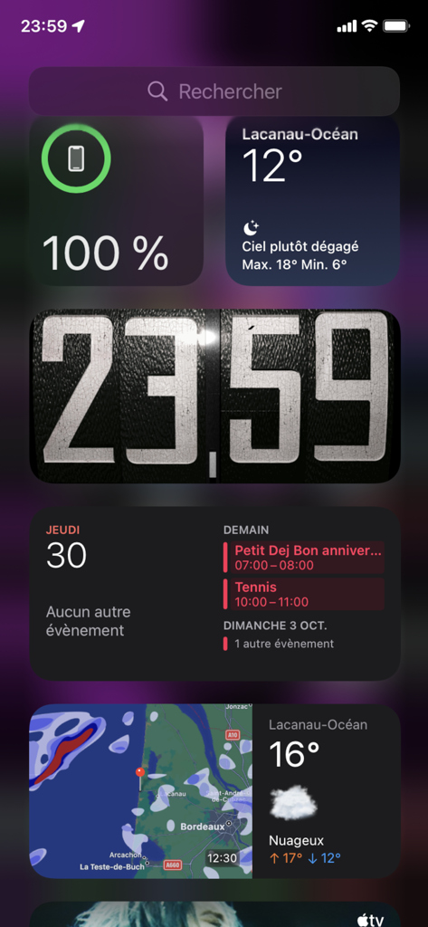 big O'Clock - Tela inicial do iPhone apresentando um widget de relógio digital grande com dígitos texturizados do aplicativo Big O'Clock, juntamente com widgets de clima e bateria.