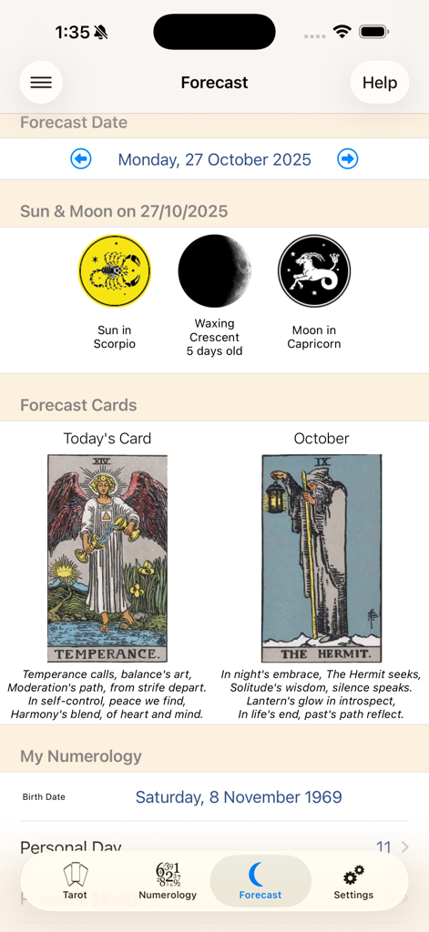 Tarot & Numerology - Una interfaz de aplicación móvil que muestra un pronóstico diario con posiciones de sol y luna, cartas de tarot y datos de numerología