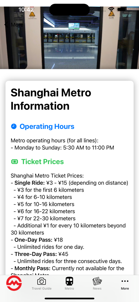 App-Bildschirm mit den Betriebszeiten der Shanghai Metro und Ticketpreisen.