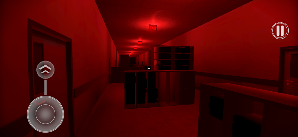 Backrooms: Outrun To Survive! - Vista en primera persona de un espeluznante pasillo oscuro bajo luces rojas con letreros de salida brillantes en el juego de terror de supervivencia de las Backrooms