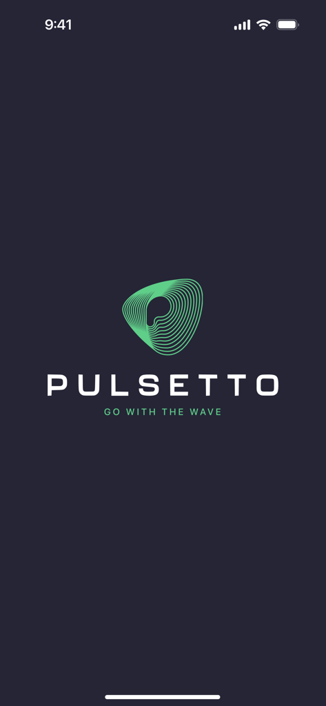 Pulsetto Wellness - Pulsetto Wellnessアプリのスプラッシュスクリーン。緑色の抽象的な波のロゴと、暗い背景に「Go With The Wave」というタグラインが表示されています。