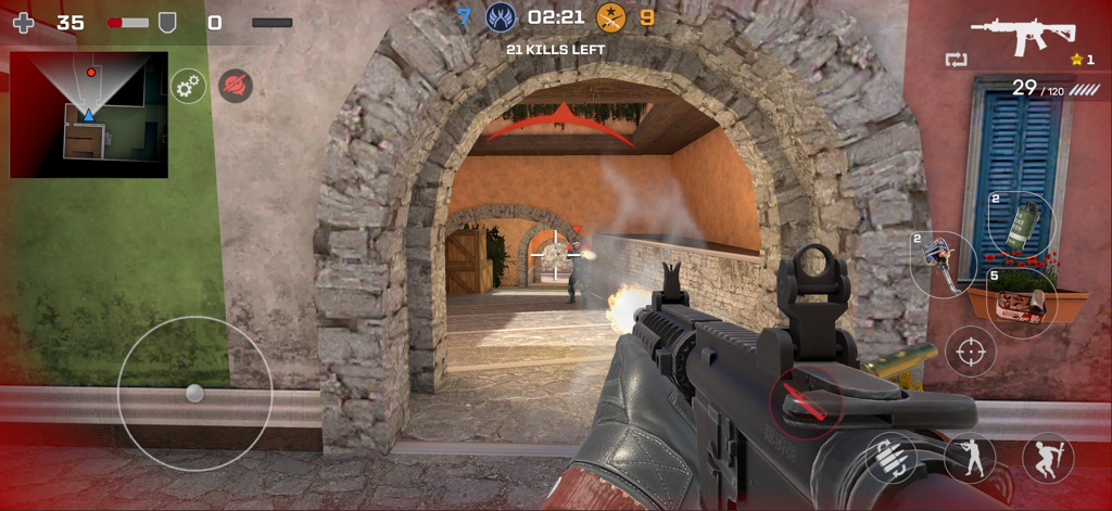 Ego-Perspektive von taktischem Kampf-Gameplay in einer urbanen Karte mit steinernen Bögen in Critical Strike CS