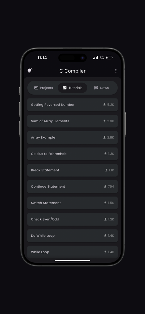 Uno schermo mobile che mostra vari tutorial di programmazione C, inclusi esempi di cicli e array