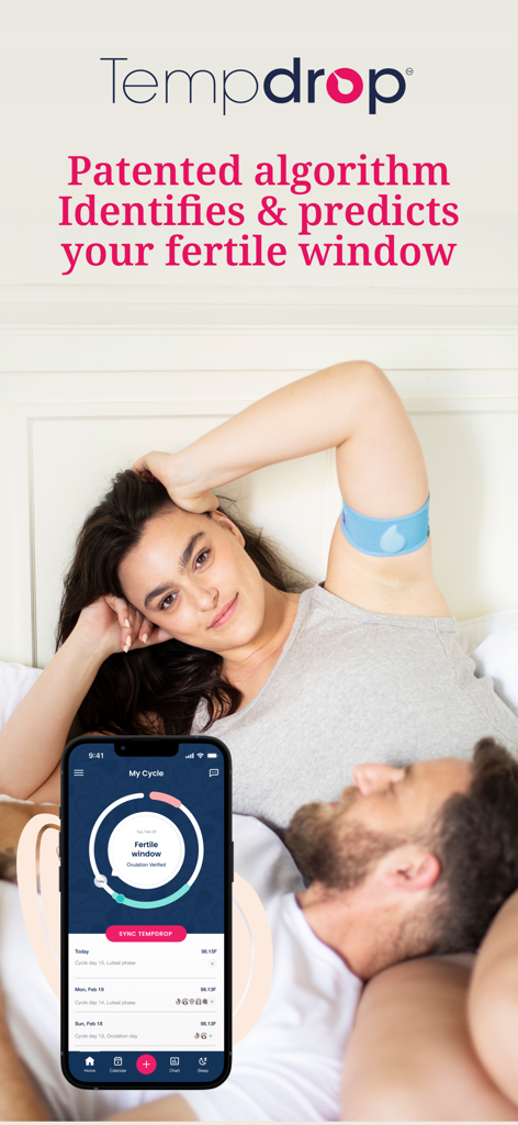 Una donna che indossa un sensore Tempdrop sul braccio mentre è sdraiata a letto con un'app mobile che mostra la previsione della sua finestra fertile.