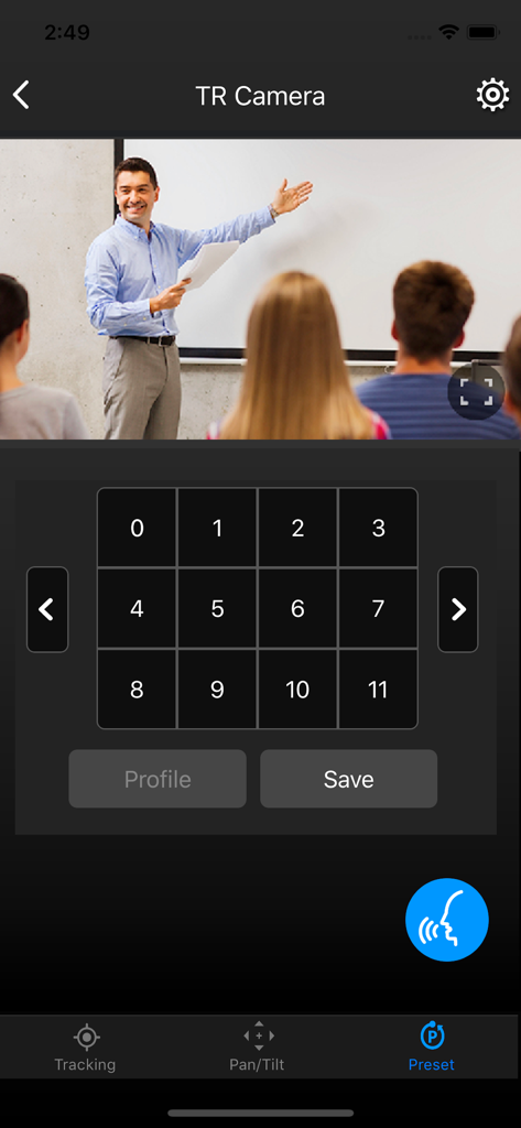 Interfaccia dell'app AVer PTZ Control Panel che mostra un feed video live di un'aula e controlli numerici per i preset della telecamera