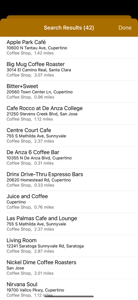 Coffee Land - Una lista de resultados de búsqueda de cafeterías en la aplicación Coffee Land que muestra los nombres de las tiendas, direcciones y distancias desde el usuario.