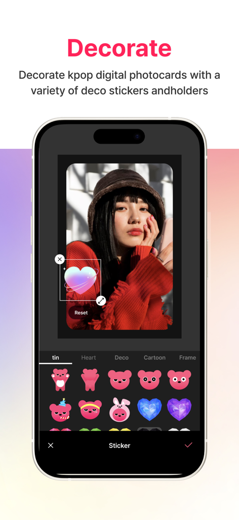 Interfaz de una app móvil que muestra una photocard K-pop siendo decorada con pegatinas temáticas de corazones y osos.