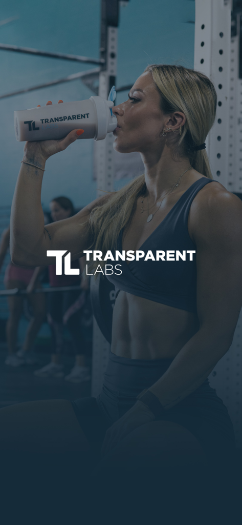 Una donna atleta che beve da uno shaker per integratori in una palestra con il logo Transparent Labs