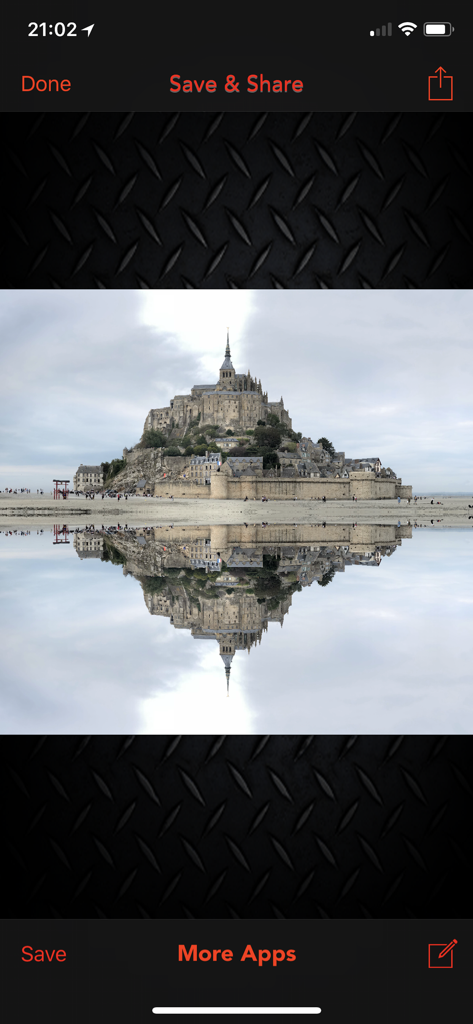 Una foto de paisaje de un castillo con un efecto de reflejo de espejo vertical aplicado en la aplicación Mirrored.