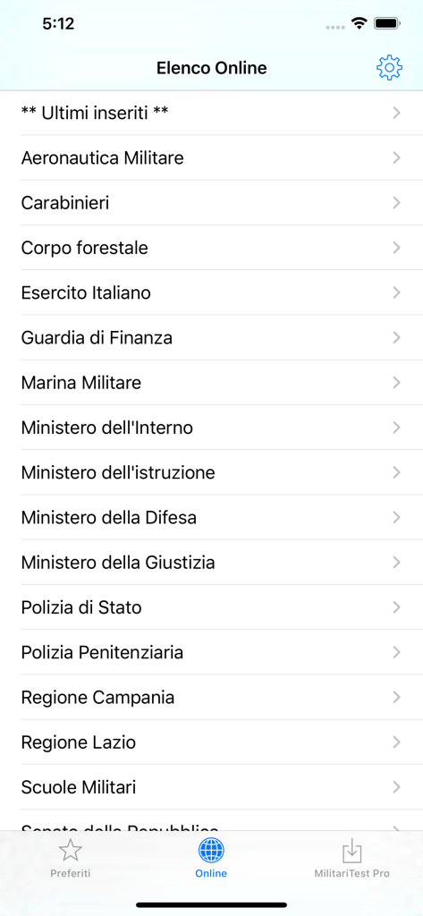 Interfaccia dell'app MilitariTest che mostra un elenco di categorie di esami militari e delle forze dell'ordine