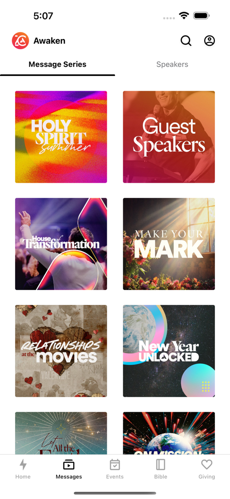 Una biblioteca de series de sermones y mensajes en video en la interfaz de la aplicación móvil Awaken Church.