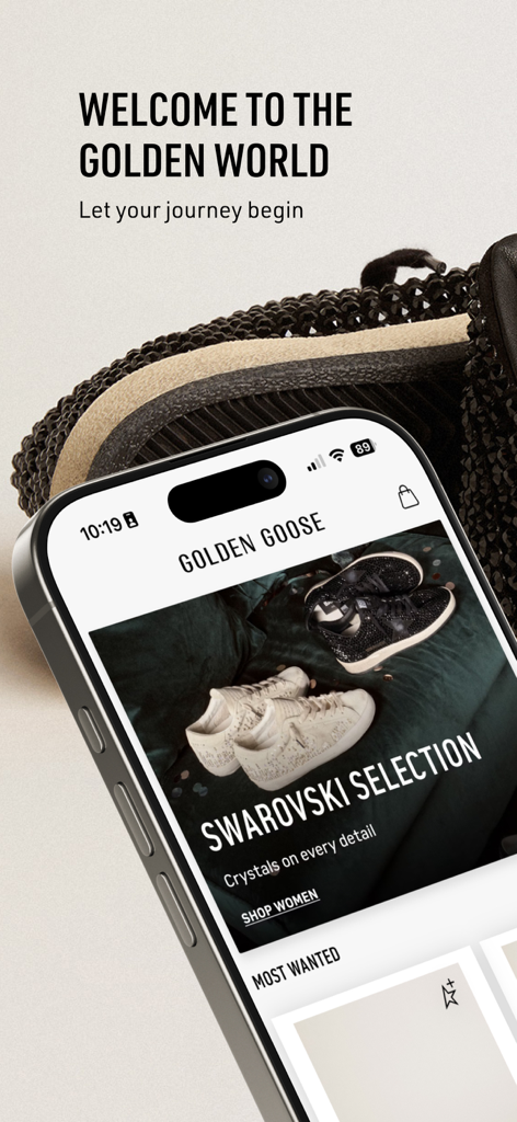 Golden Goose - ゴールデン グースのアプリが表示されたiPhone、スワロフスキーのスニーカーコレクション