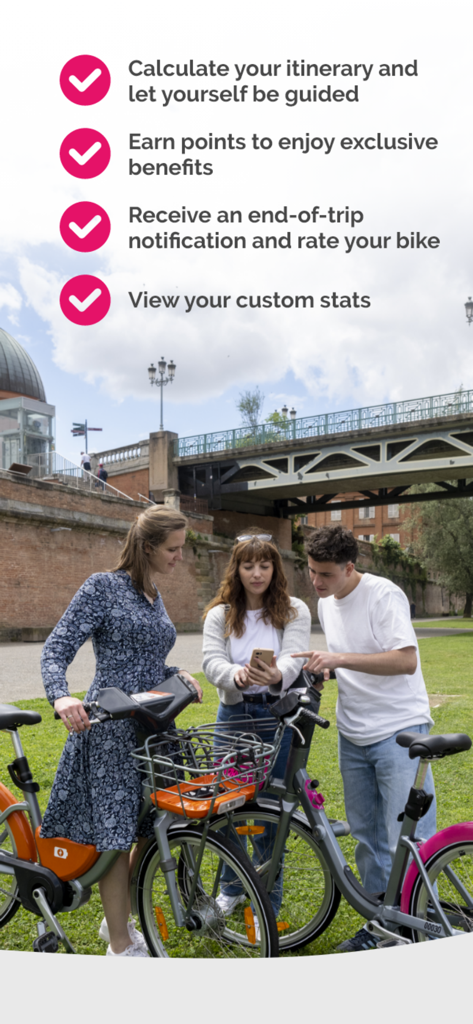 vélôToulouse officiel - Group of friends using the veloToulouse app while standing with rental bikes in Toulouse
