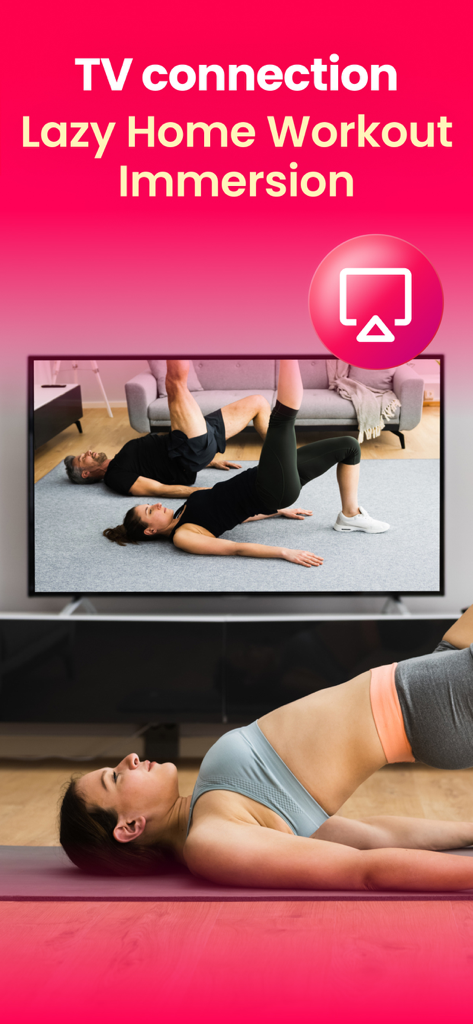 Frau praktiziert Bodenübungen zu Hause, während sie LazyFit-Workouts auf ihren Fernseher streamt.
