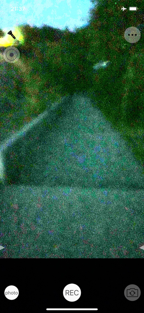 Ferret Night Vision Camera - Interface do aplicativo Câmera de Visão Noturna Ferret com amplificação de luz visualizando uma casa no escuro