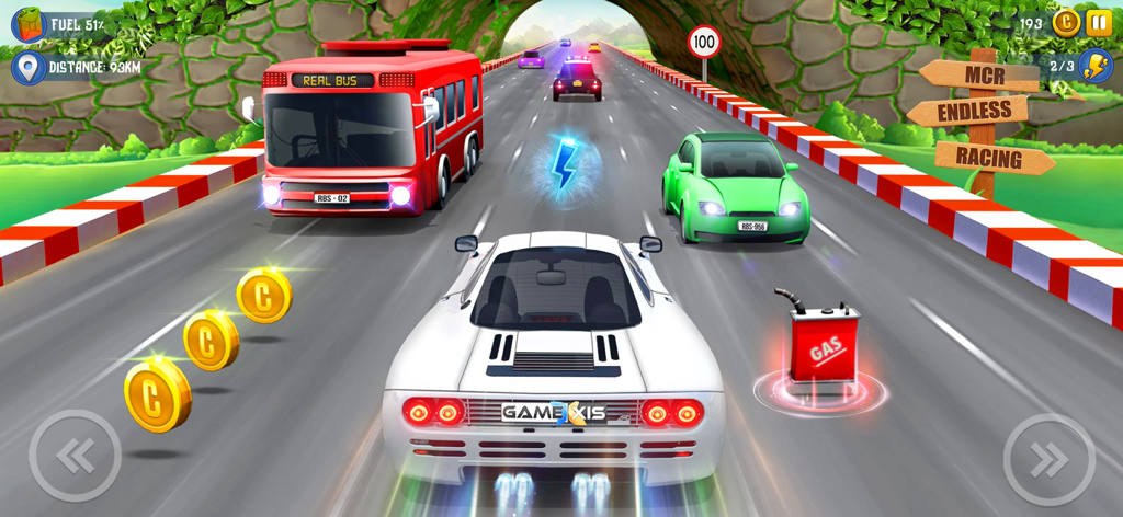 Mini Car Racing Game Legends - Un coche deportivo blanco compitiendo en una autopista recogiendo monedas en Mini Car Racing Game Legends.