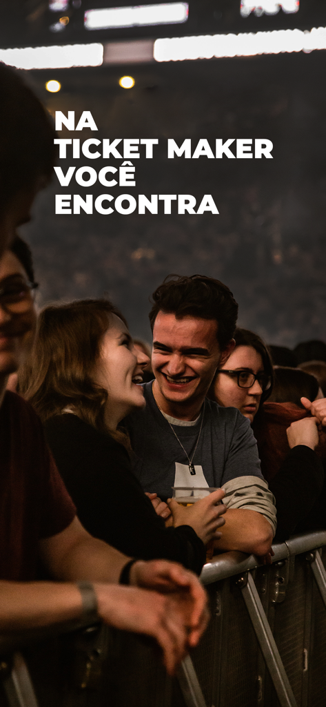 Eine Gruppe junger Leute, die lachen und ein Live-Musikkonzert genießen