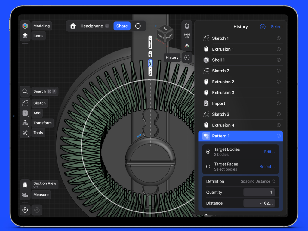 Interfaccia dell'app CAD professionale Shapr3D su un iPad che mostra il design di un modello di cuffie 3D con una barra laterale della cronologia delle fasi di modellazione