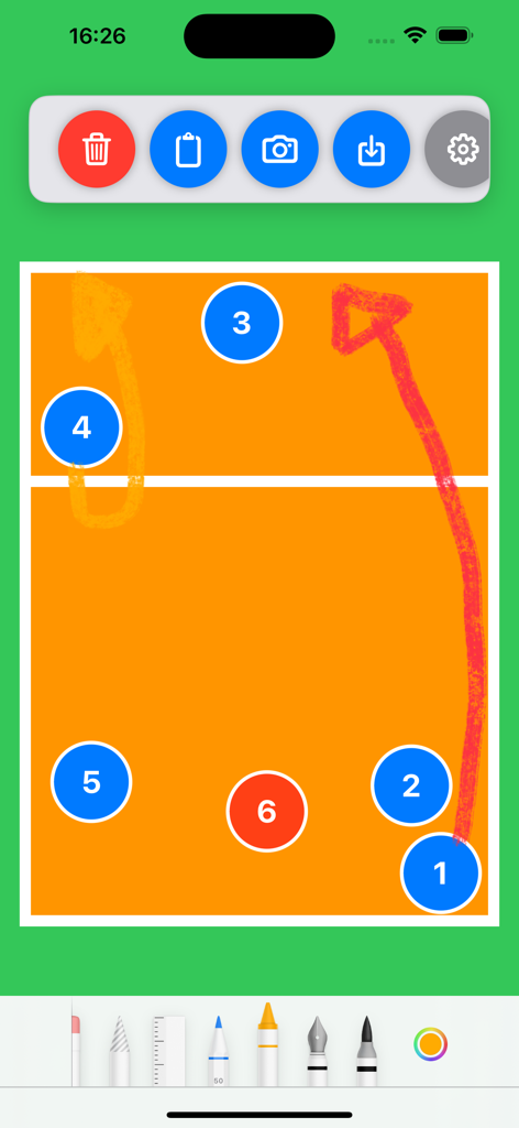 Tablero táctico de voleibol digital con posiciones de jugadores numeradas y flechas de movimiento dibujadas a mano.
