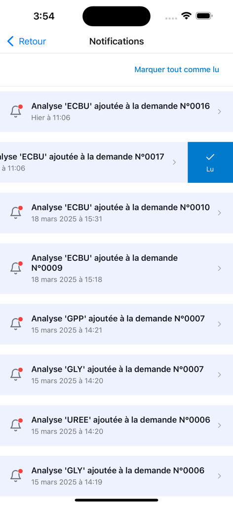 Notificações do aplicativo de laboratório SMART BM mostrando atualizações de status para testes médicos e solicitações de análise.