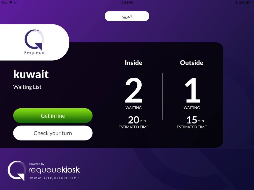 Digitale Wartelistenoberfläche von Requeue Kiosk mit geschätzten Wartezeiten für Innen- und Außensitzplätze