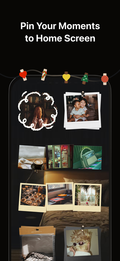 Pantalla de inicio de iPhone con varios widgets de fotos personalizados con marcos de polaroid y nubes