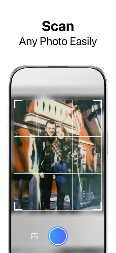 Pixelup: AI Photo Enhancer App - Pixelup-App-Oberfläche, die zeigt, wie ein Telefon ein altes, beschädigtes Familienfoto scannt, mit dem Text Scan Any Photo Easily