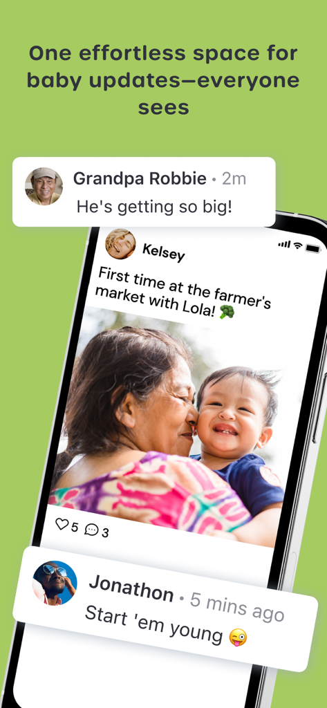 Schermata di uno smartphone che mostra una famiglia che condivide una foto del bambino con commenti nell'app Tinybeans.