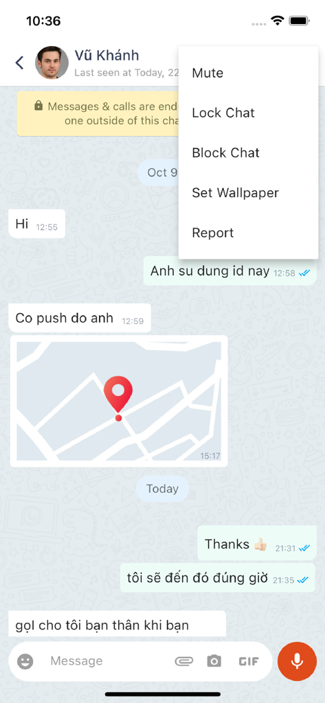 ChatEdu - Écran de mobile montrant l'interface de chat ChatEdu avec messages texte, localisation GPS partagée et menu des paramètres.