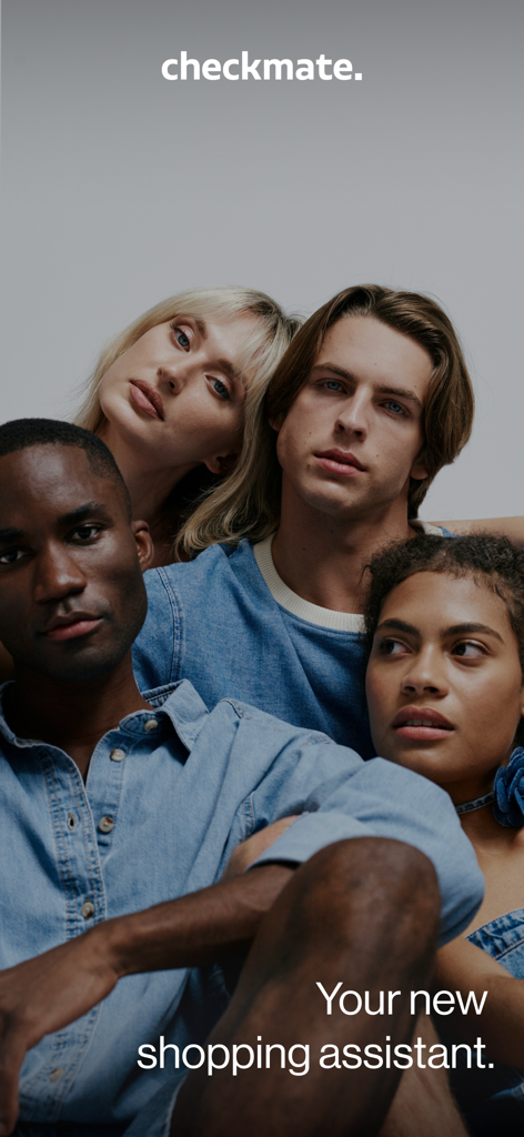 Vier trendige junge Erwachsene in Jeans posieren für die Checkmate Shopping Assistant App