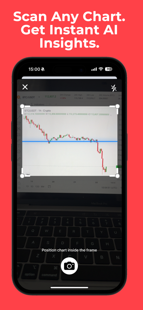 AI Crypto Scanner - CoinLens - Um smartphone usando o aplicativo CoinLens para escanear um gráfico de negociação de Bitcoin em uma tela de laptop para insights instantâneos de IA