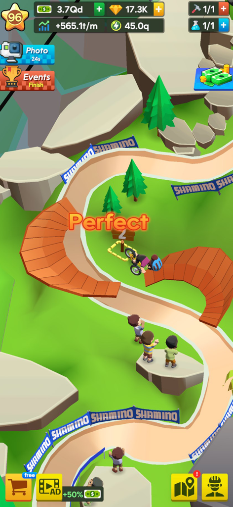 Un ciclista de montaña realizando un truco en una pista sinuosa con espectadores y la interfaz del juego en Mountain Bike Park Tycoon.