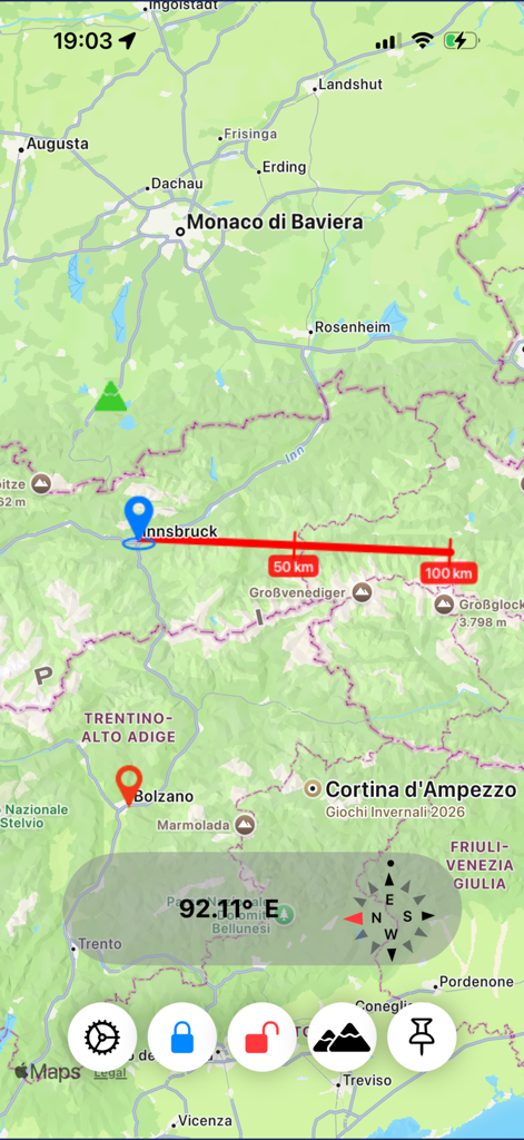 Direction explorer - 地図ビュー。距離マーカーとコンパスオーバーレイ付きの赤い方向線が表示されている。