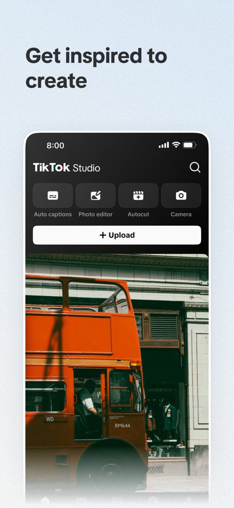 TikTok Studio App-Oberfläche mit kreativen Tools wie automatischen Untertiteln, Bildbearbeitung, Autocut und einem prominenten Upload-Button.