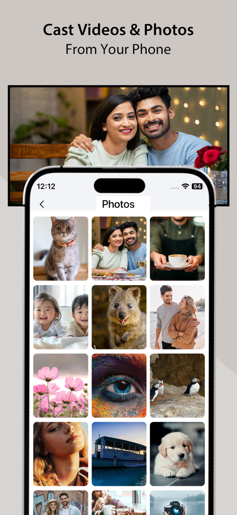Screen Mirroring • Cast to TV - Tela do iPhone exibindo uma galeria de fotos enquanto espelha uma foto de um casal para uma TV grande
