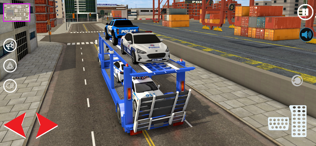 US Police Car Transporter Game - Un camión transportador de policía azul transportando coches de policía y SUVs por una calle de la ciudad en un juego de simulación 3D.