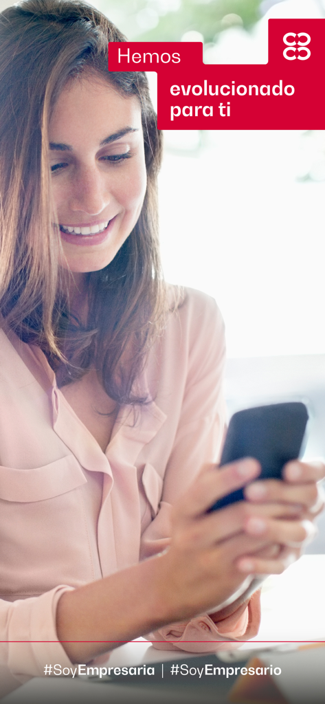 App Móvil CCB - Una mujer sonriendo mientras usa la app móvil de la CCB en su smartphone