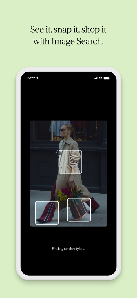 ThredUp: Online Thrift Store - トレンチコートとハンドバッグを写真から識別するThredUp AI画像検索機能を示すモバイル画面