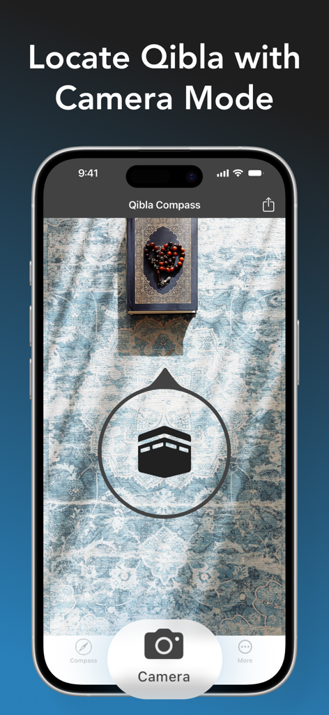 Qibla Compass | بوصلة القبلة - App Bussola Qibla che mostra la modalità telecamera AR per trovare la direzione della Kaaba sopra un tappetino da preghiera.