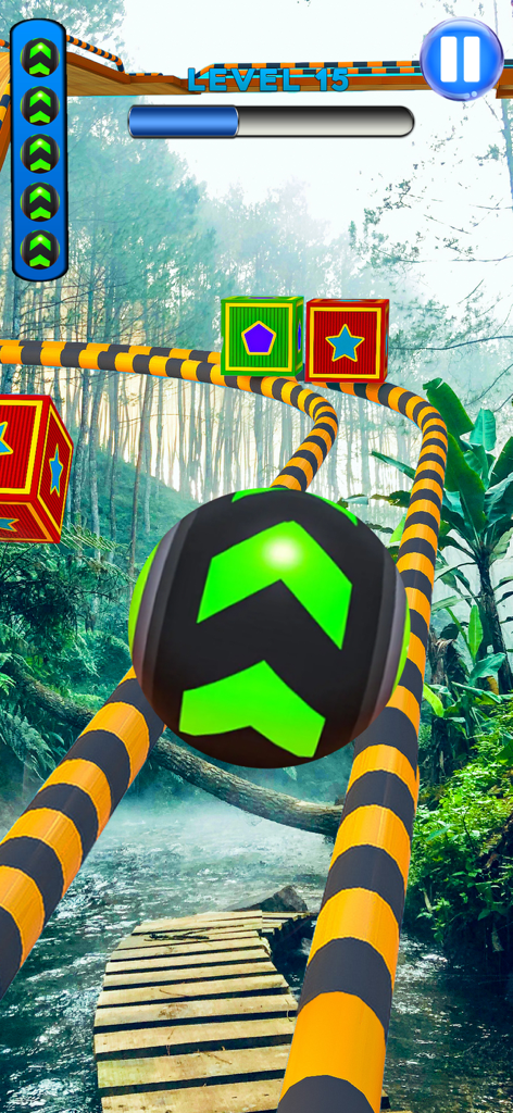 Going Balls - Rollance Game 3D - Una bola 3D con flechas verdes rodando en una estrecha pista a rayas en un entorno de bosque con obstáculos de cubos flotantes