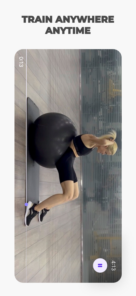 Uma mulher realizando um exercício com bola de estabilidade em um vídeo de treino do aplicativo Fitness for Women