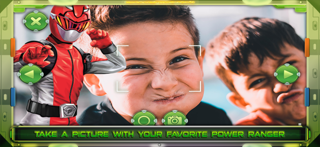 Niños usando la función Cámara de Rangers para tomarse una selfie con el Ranger Rojo de Power Rangers