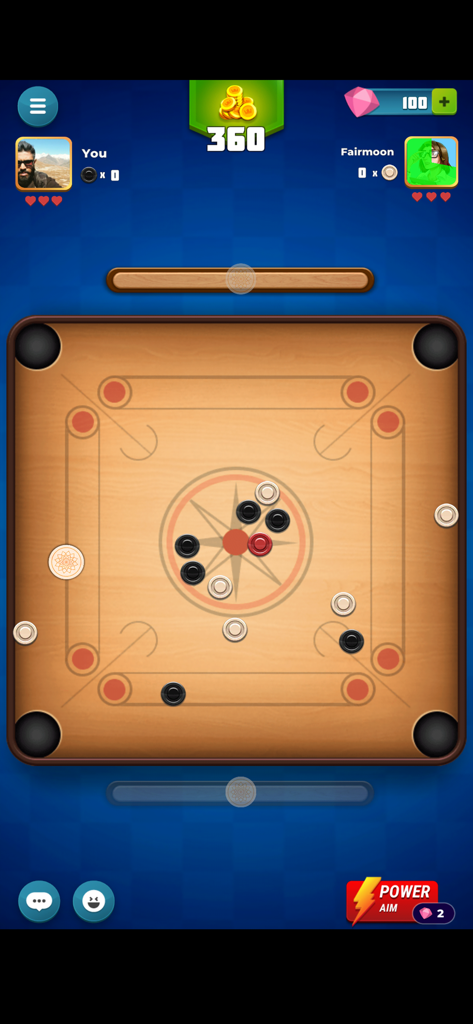 Carrom 3D SuperStar - Vista de arriba hacia abajo de un tablero de carrom digital 3D que muestra una partida en vivo entre dos jugadores con fichas y taco