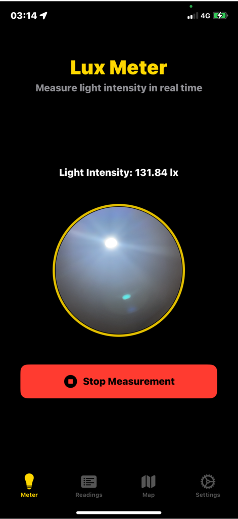 Lux Meter Pros - 럭스 단위의 실시간 조도 측정 값을 표시하는 Lux Meter Pro 앱 인터페이스