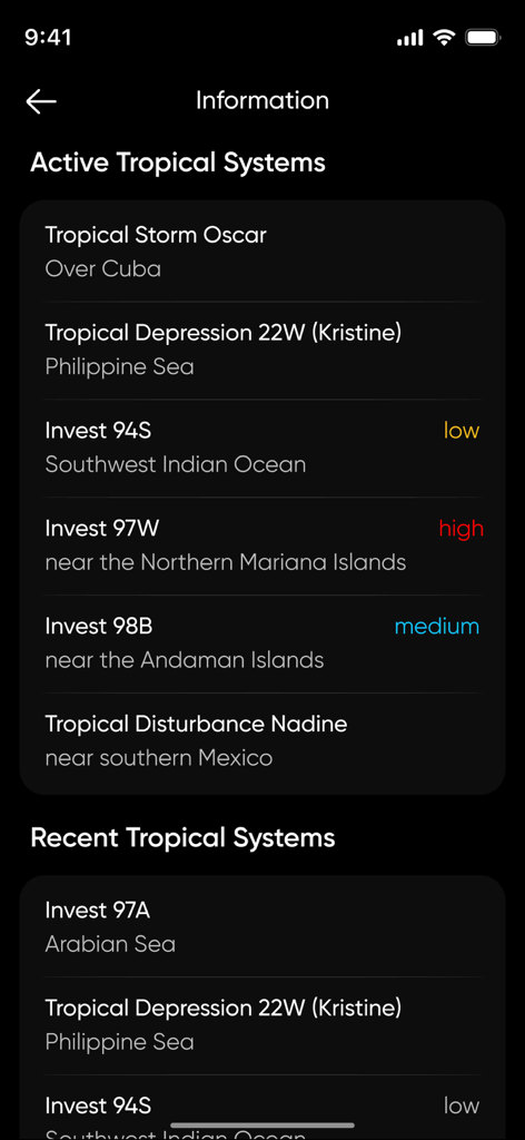 Hurricane Tracker: Storm Alert - Una interfaz minimalista que muestra una lista de sistemas y tormentas tropicales activos con sus ubicaciones y niveles de gravedad.