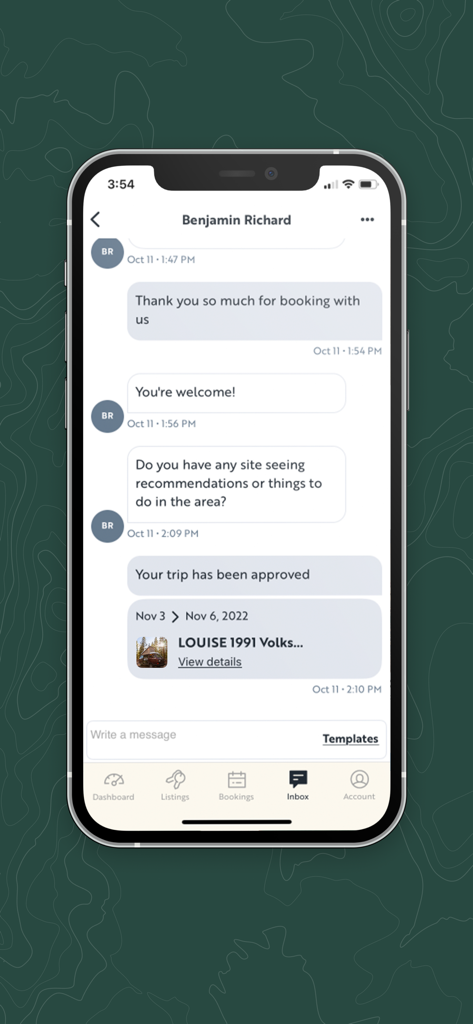 Boîte de réception de l'application Outdoorsy Host montrant une conversation par chat entre un hôte et un client concernant l'approbation d'une réservation de VR.
