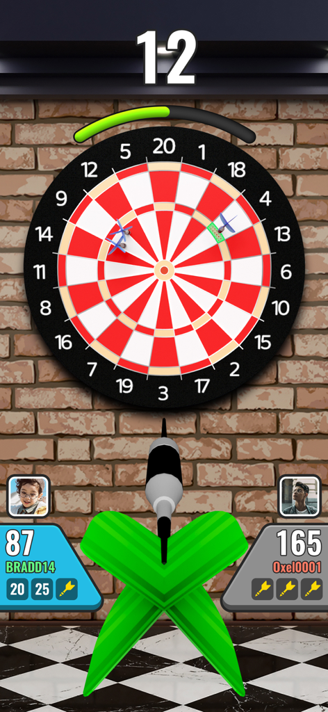 Darts Club - Dart Board Game - Vista en primera persona de un jugador apuntando un dardo verde a una diana en una partida multijugador 3D